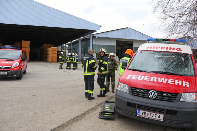 15 Feuerwehren bei Brand in einem Unternehmen in Berg im Attergau im Einsatz
