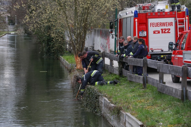 Feuerwehr fischt in Wels-Innenstadt Fahrrad aus dem Mühlbach