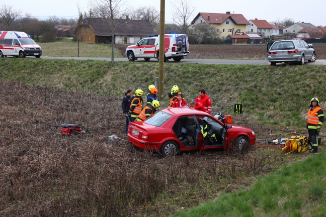 Menschenrettung aus Unfallfahrzeug nach schwerem Verkehrsunfall in Pucking