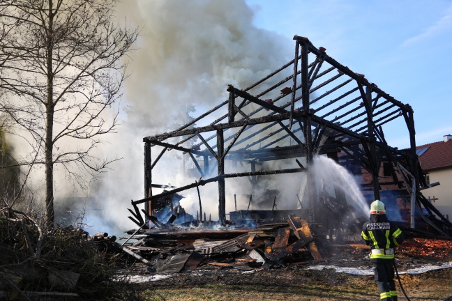 Zwölf Feuerwehren bei Brand eines landwirtschaftlichen Nebengebäudes in Kallham im Einsatz