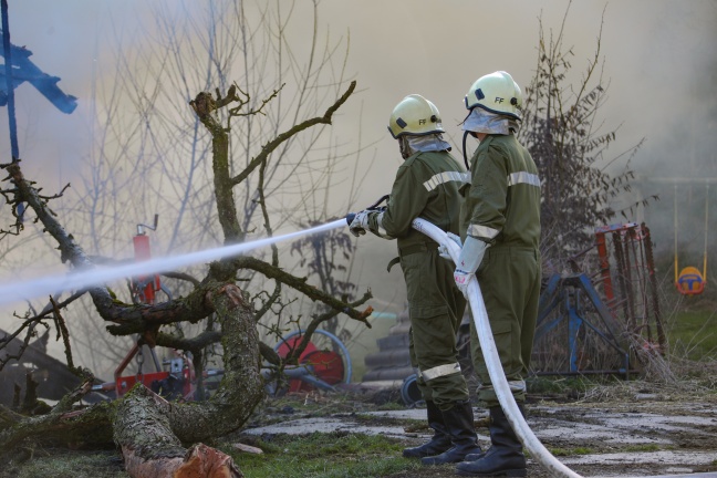 Zwölf Feuerwehren bei Brand eines landwirtschaftlichen Nebengebäudes in Kallham im Einsatz