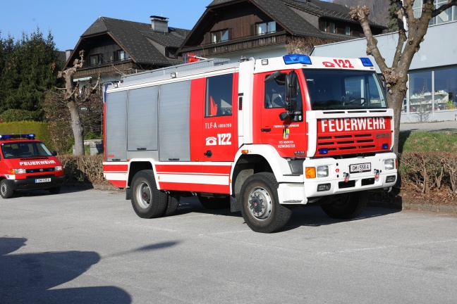 Auto bei Verkehrsunfall in Altmünster in Sträuchern gelandet