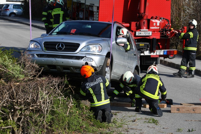 Auto bei Verkehrsunfall in Altmünster in Sträuchern gelandet