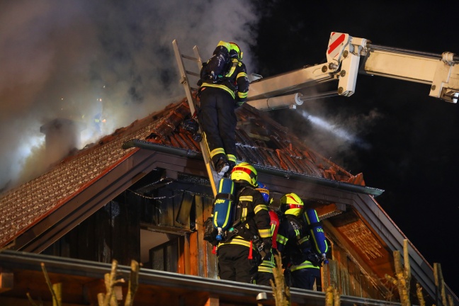 Dachstuhl eines Wohnhauses in Stadl-Paura in Flammen