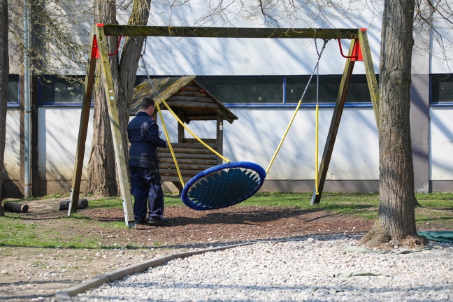 Vier Kinder bei schwerem Schaukelunfall auf Spielplatz in Wels-Vogelweide verletzt