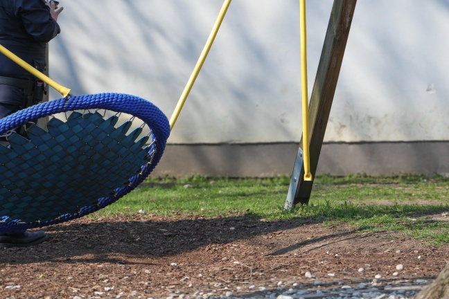 Vier Kinder bei schwerem Schaukelunfall auf Spielplatz in Wels-Vogelweide verletzt