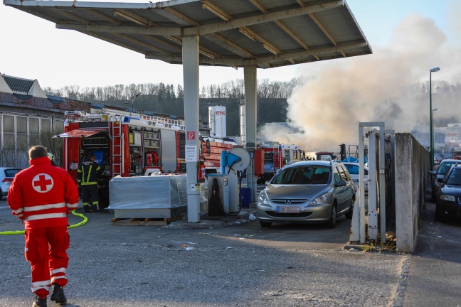 Brand bei Recyclingbetrieb in Wels-Pernau sorgt für Großeinsatz
