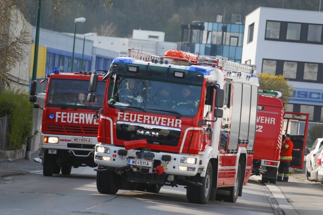 Brand bei Recyclingbetrieb in Wels-Pernau sorgt für Großeinsatz