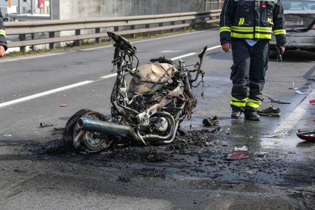 Motorrad nach Auffahrunfall auf Kremstalstraße in Ansfelden in Flammen aufgegangen
