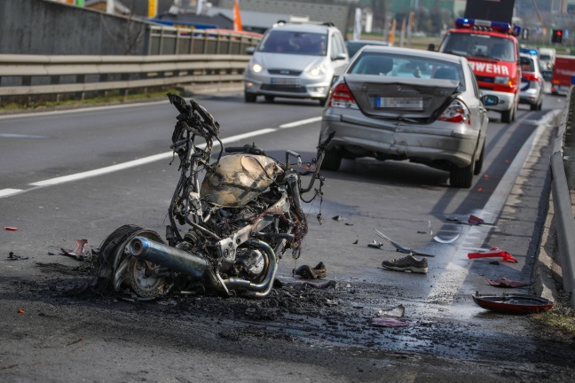 Motorrad nach Auffahrunfall auf Kremstalstraße in Ansfelden in Flammen aufgegangen