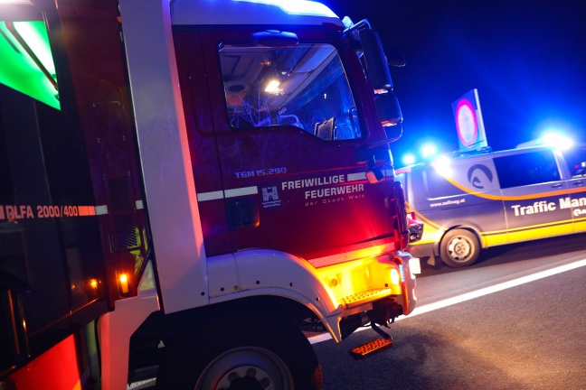 Feuerwehr beseitigt nach Unfall auf der Welser Autobahn Schotter von der Fahrbahn
