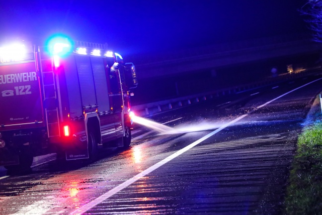Feuerwehr beseitigt nach Unfall auf der Welser Autobahn Schotter von der Fahrbahn