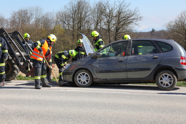 Auto bei Verkehrsunfall in Neukirchen bei Lambach in Feld überschlagen