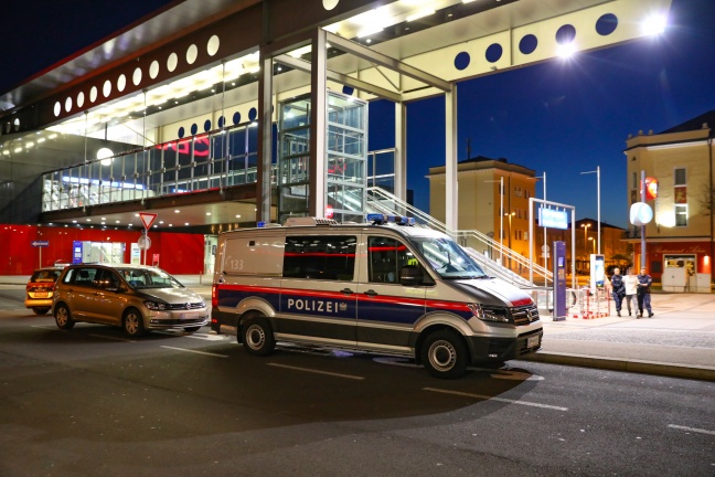 Schüsse im Bahnhofsgebäude in Wels-Innenstadt sorgen für Großeinsatz der Polizei