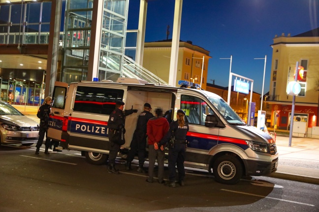 Schsse im Bahnhofsgebude in Wels-Innenstadt sorgen fr Groeinsatz der Polizei
