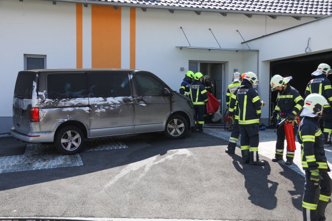 Garagenbrand in Thalheim bei Wels fordert zwei Verletzte