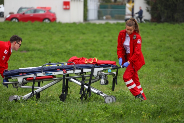 Notarzthubschrauber nach schwerem Arbeitsunfall in Wels-Vogelweide im Einsatz