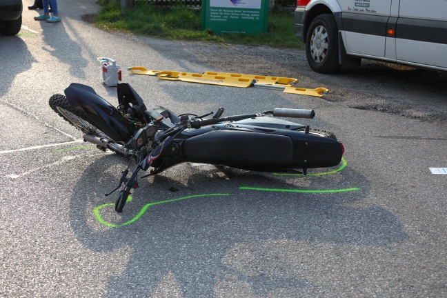 Mopedlenker bei Verkehrsunfall in Thalheim bei Wels schwer verletzt