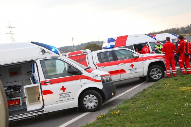 Fünf Verletzte bei schwerem Kreuzungscrash in Wels-Puchberg