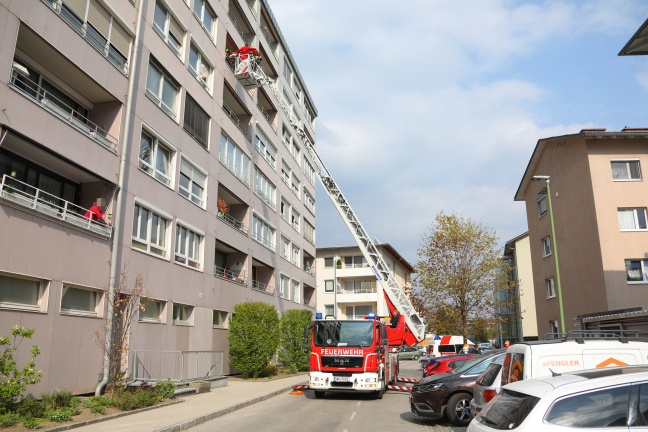 Personenrettung mittels Drehleiter aus 5. Stock nach schwerer Sturzverletzung in Thalheim bei Wels