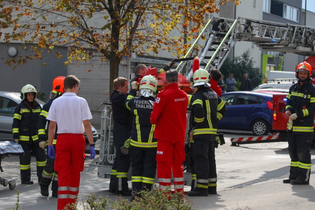 Personenrettung mittels Drehleiter aus 5. Stock nach schwerer Sturzverletzung in Thalheim bei Wels