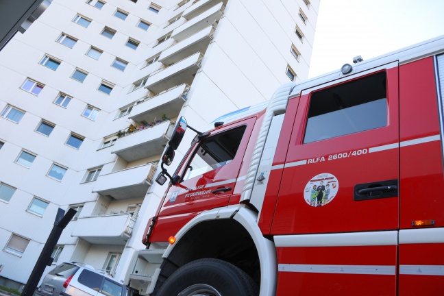 Reifen im Stiegenhaus eines Hochhauses in Wels-Lichtenegg in Brand gesteckt