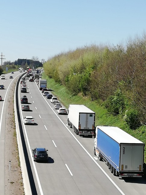 Verkehrsunfall mit mehreren Fahrzeugen auf Westautobahn bei Vorchdorf