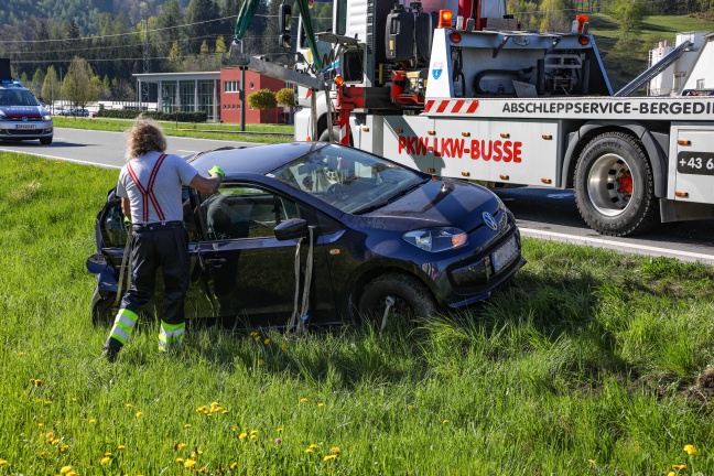 Verkehrsunfall zwischen LKW und PKW in Micheldorf in Oberösterreich fordert zwei Verletzte