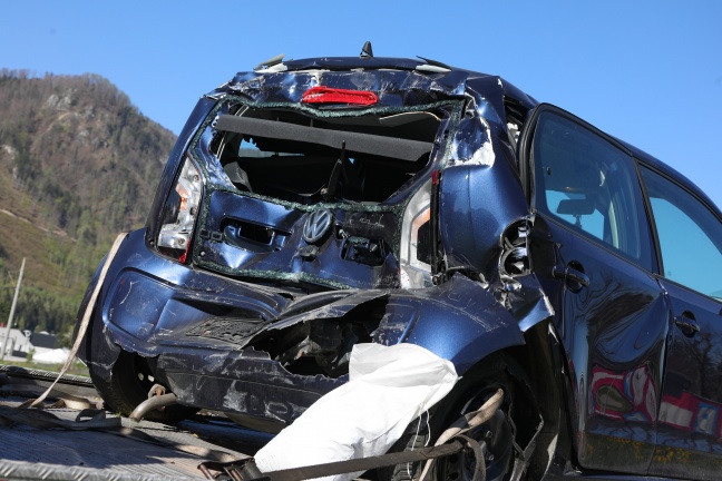 Verkehrsunfall zwischen LKW und PKW in Micheldorf in Oberösterreich fordert zwei Verletzte