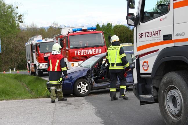 Schwerverletzte Lenkerin nach Crash zwischen LKW und PKW in Gaspoltshofen
