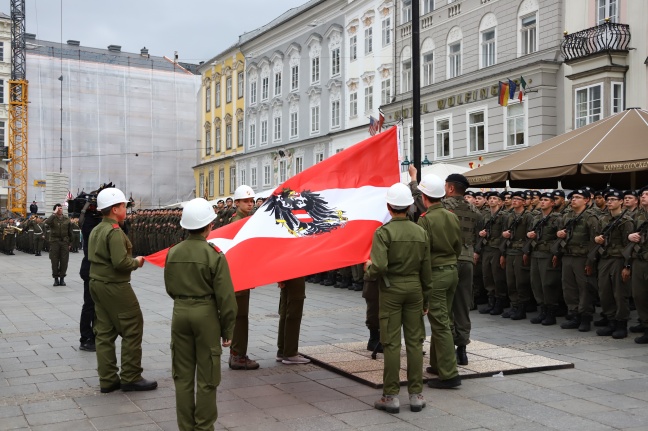 Feierliche Angelobung von Grundwehrdienern mit "Großem Zapfenstreich" am Linzer Hauptplatz