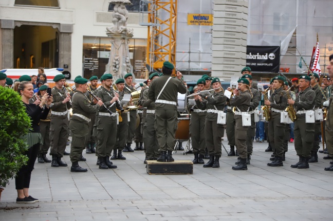 Feierliche Angelobung von Grundwehrdienern mit "Großem Zapfenstreich" am Linzer Hauptplatz