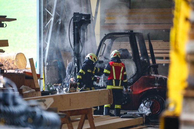 Staplerbrand in einem Sägewerk in Peuerbach - Flammen durchschlugen Dach der Zelthalle