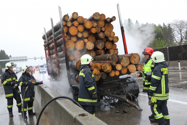 Brand eines Holztransporter-Anhängers auf Westautobahn bei Sattledt
