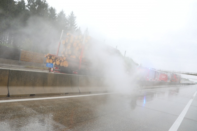 Brand eines Holztransporter-Anhängers auf Westautobahn bei Sattledt