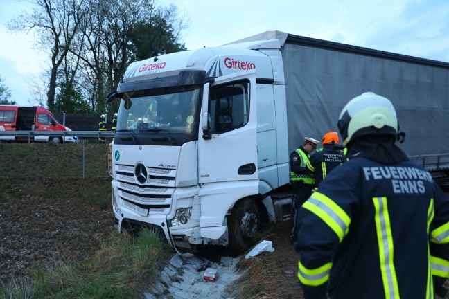 Sattelzug nach Unfall auf Steyrer Straße in Enns beinahe abgestürzt