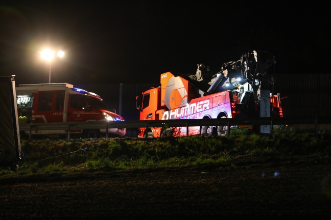 Sattelzug nach Unfall auf Steyrer Straße in Enns beinahe abgestürzt