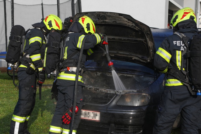 Drei Feuerwehren bei Brand eines Autos in einer Garage in Kirchberg-Thening im Einsatz