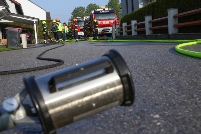 Drei Feuerwehren bei Brand eines Autos in einer Garage in Kirchberg-Thening im Einsatz