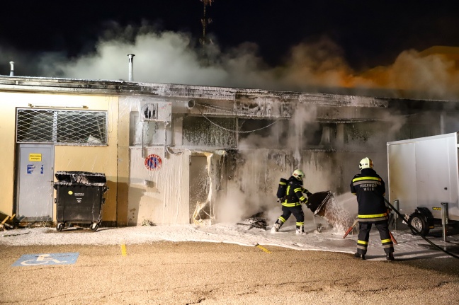 Brand mehrerer Abfallcontainer griff auf Gebäude einer Sozialeinrichtung in Wels-Neustadt über