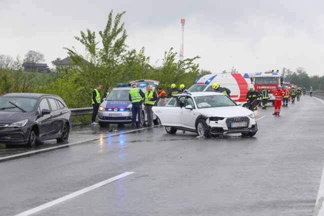 Serienunfall mit zwölf Fahrzeugen nach Graupelschauer auf Pyhrnautobahn bei Wartberg an der Krems