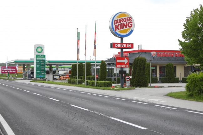 Nächtlicher Überfall auf Angestellten eines Fast-Food-Restaurants in Wels-Neustadt