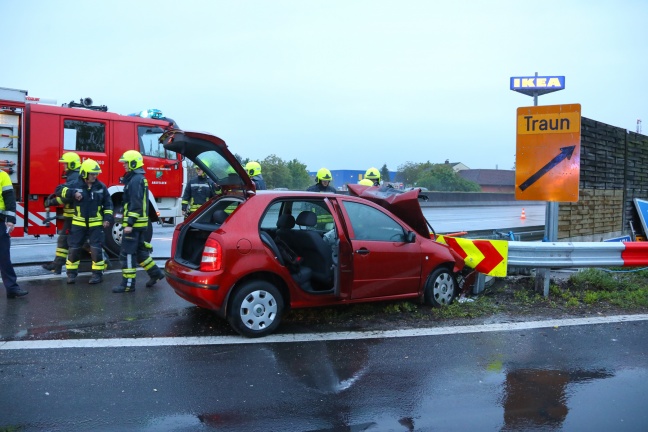 Auto nach Unfall auf Westautobahn bei Ansfelden in Flammen aufgegangen