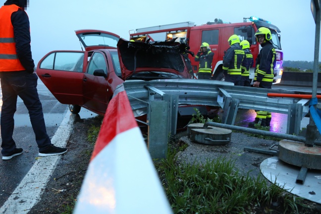 Auto nach Unfall auf Westautobahn bei Ansfelden in Flammen aufgegangen