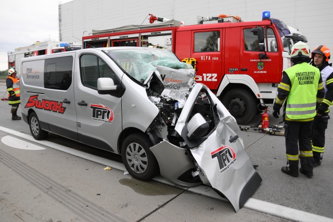 Menschenrettung nach Verkehrsunfall auf Westautobahn bei Sattledt