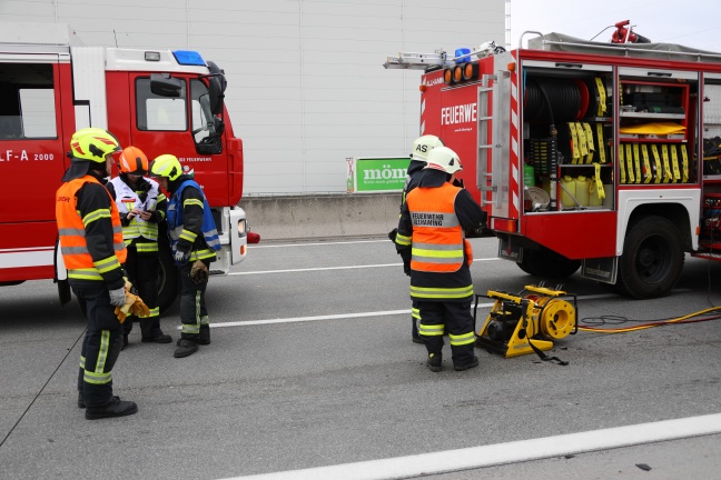 Menschenrettung nach Verkehrsunfall auf Westautobahn bei Sattledt