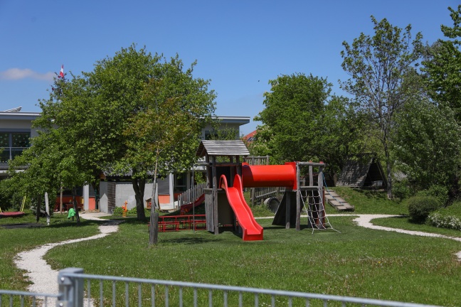 Personenrettung in Weibern: Kind steckte im Garten eines Kindergartens in Astgabel fest