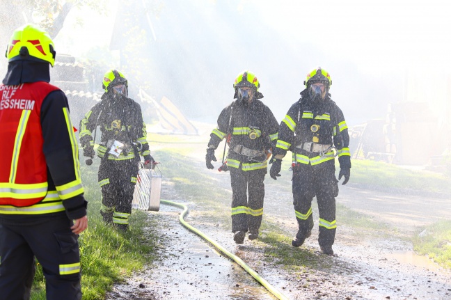 Spannende Einsatzbung der Feuerwehren auf Bauernhof in Schleiheim