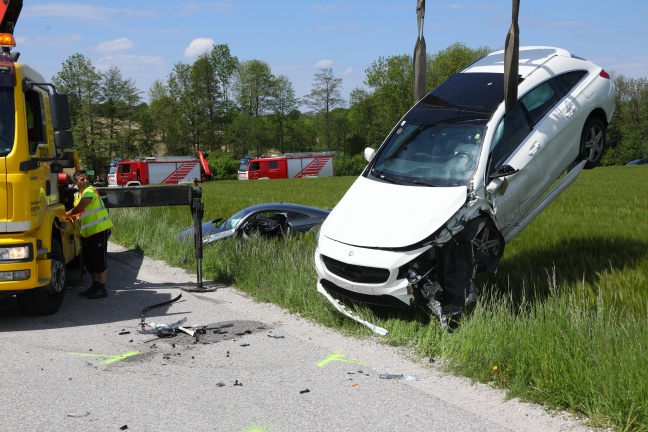 Verkehrsunfall zwischen zwei Autos in Ansfelden fordert zwei Verletzte