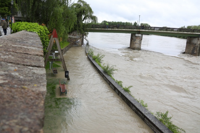 Hochwasser: Inn bei Schärding nach Erreichen der Vorwarnstufe über die Ufer getreten